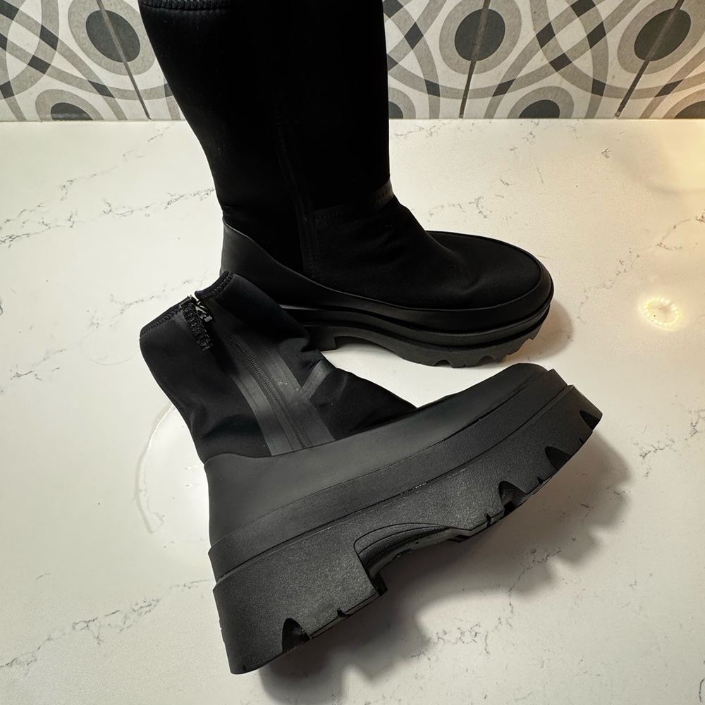 UGG Black Platform Winter Boots – Size 8.5 – Worn Once – Pristine - Picture 10 of 13